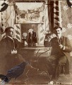 Richard Platz mit seinem Freund Paul Braun in der Burgschenke. Im Hintergrund ein Gemälde aus seiner Werkstatt.   
